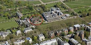 Buitenkant van het gebouw en Kensington-paleis en tuin, luchtfoto