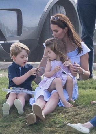 Prince George en Princess Charlotte Speel met Kate Middleton