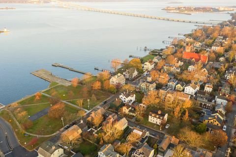 drone luchtfoto van newport phode island oude traditie gebouw met oceaan en jachthaven met straat zomerseizoen