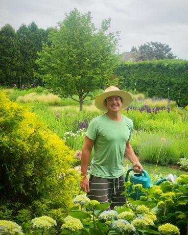 man in de tuin