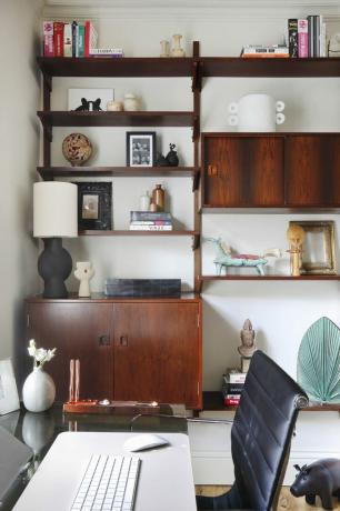 victoriaanse huisrenovatie in Zuid-Londen vintage planken bureau shelfie