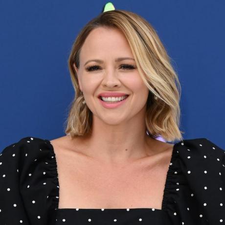 kimberley walsh in een zwarte vlekkerige jurk