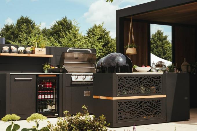 buitenkeuken, modulaire buitenkeuken gemaakt van aluminium gepoedercoat staal met details van iroko-hout, tuinhuisontwerp bij de hampton court palace bloemenshow