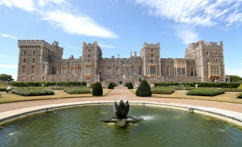 windsor, Engeland 05 augustus bezoekers kijken rond windsor castles oost terras tuin terwijl het zich voorbereidt om te openen voor het publiek in windsor castle op 05 augustus 2020 in windsor, Engeland dit is de eerste keer in meer dan veertig jaar dat de tuinen open zijn voor het publiek. foto door chris jacksongetty afbeeldingen