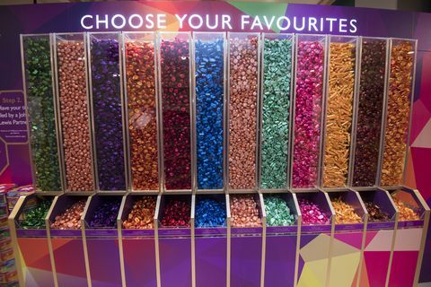 John Lewis Christmas Shop 2018 - Quality Street pick n mix personalisatie station