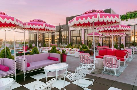 buitenbar met roze geschulpte parasols