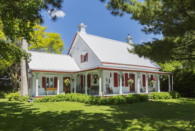 buitenaanzicht van circa 1840 wit huis in Canadese stijl in de vroege zomer, quebec, canada