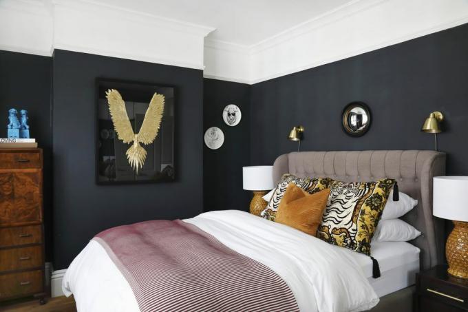 Zuid-Londen Victoriaans huis zwarte slaapkamer geschilderd hoofdeinde bed kunst aan de muur