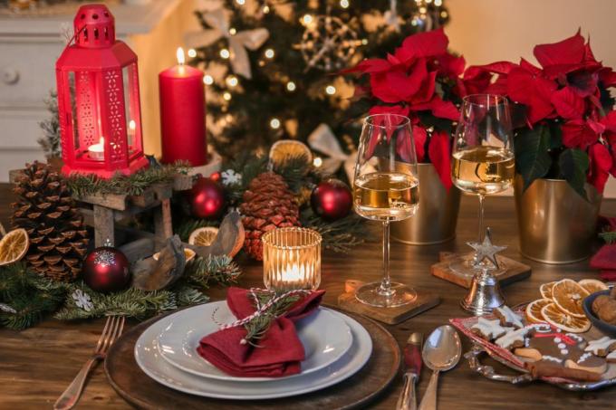 feestelijke kerstdinertafel met witte wijn