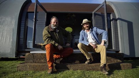 Channel 4 series Cabins in the Wild met Dick Strawbridge en Will Hardie