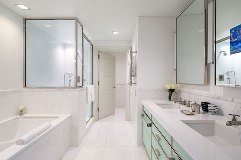 het teken schone witte badkamer