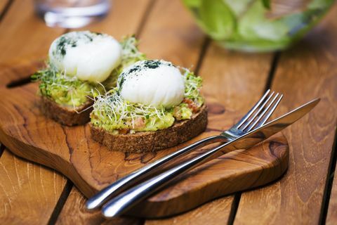 Sneetjes toast met gepureerde avocado, gekookt ei en spruitjes