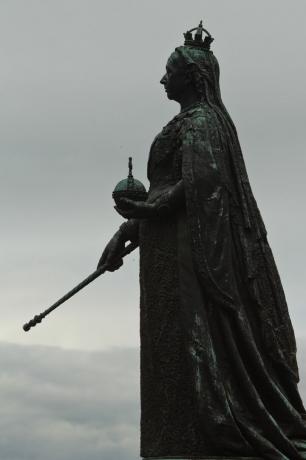 standbeeld van koningin victoria tegen de hemel