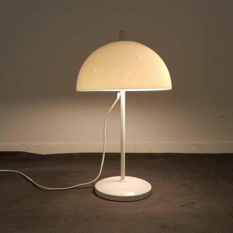 witte lamp op tapijt