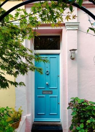 voordeurverf, buitenarchitectuur van geschakelde woonhuizen in de buurt van notting hill, een welvarend gebied van londen, uk