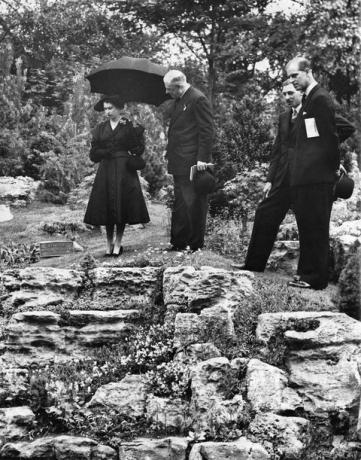 koningin elizabeth ii en prins philip uiterst rechts bewonderen de rotstuin tijdens de chelsea flower show, londen, 20 mei 1952 de tuin werd ontworpen door winkfield manor kwekerijen van ascot foto door george w halesfox photoshulton archivegetty afbeeldingen