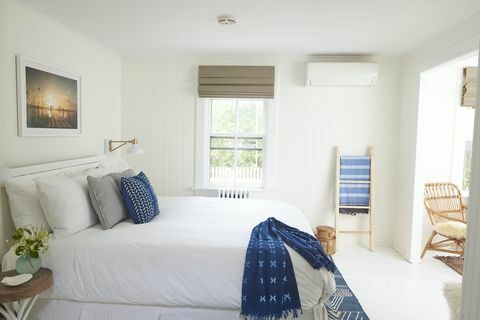 witte slaapkamer met blauwe accenten