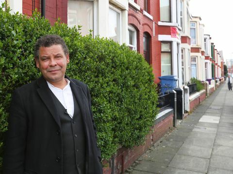 Craig Charles - Celebrity Home Secrets. Craig buiten zijn tweede kindertehuis.