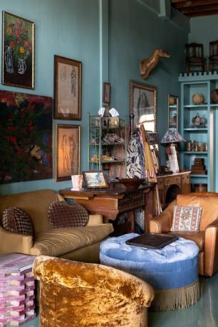 groenblauw zithoek met vintage meubels
